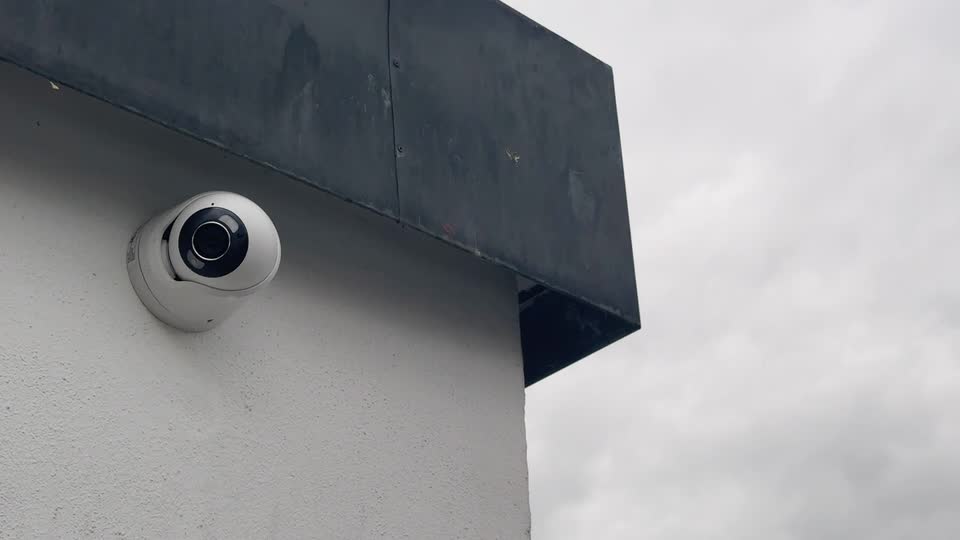 Dome-Außenkamera an der Hauswand