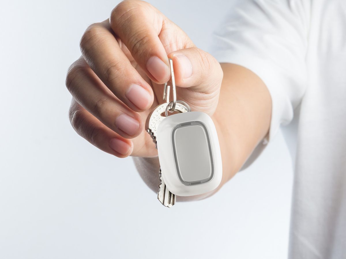 Paniktaster am Schlüsselbund in der Hand